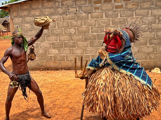 Danza de máscaras Yacouba en el pueblo de Dirouzon (Costa de Marfil)