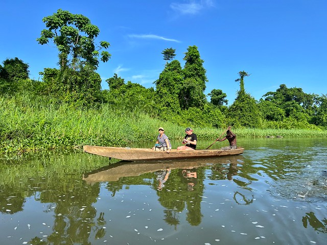 Navegando en canoa por el río Bandame en Tiassalé (Costa de Marfil)