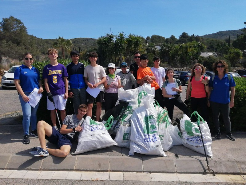 El alumnado del IES Benaprès y la Escola Pia inicia la semana Clean Up Europe recogiendo residuos de Les Pruelles y Can Robert