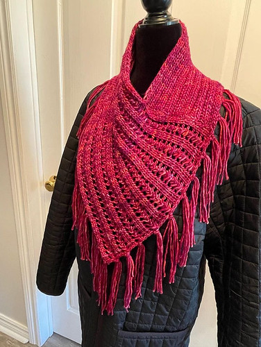 Here’s the Arika by Jane Richmond that Brenda (@bmallat42) that she knit using Malabrigo Mecha.