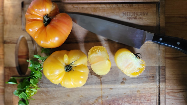 Des tomates jaunes sur une planche à découper