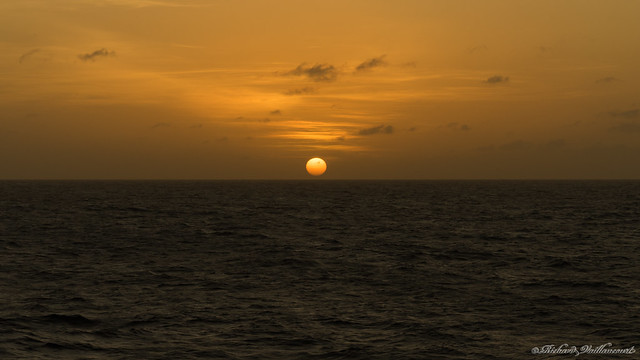 Lever du soleil en mer, Sunrise at sea - 03123