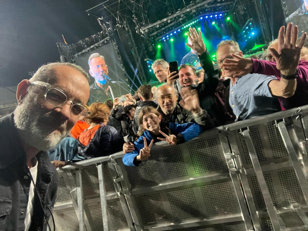 Selfie Tom Hanks concierto Bruce Springsteen Barcelona