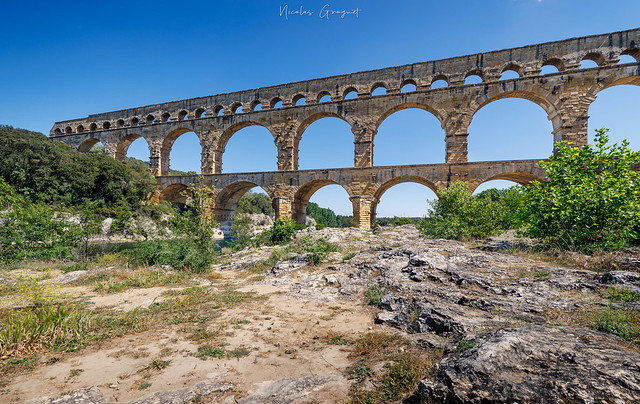 Le Pont du Gard, témoin vivant de l'histoire romaine, nous fascine par sa beauté majestueuse et sa prouesse technique.