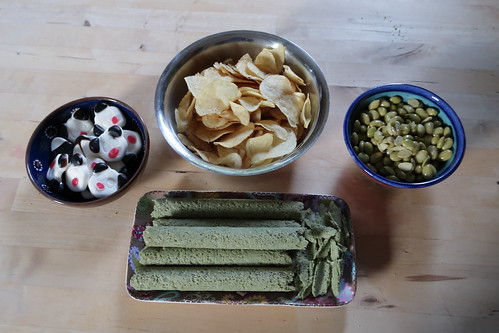 Teriyaki Chips, Green Tea Biscuit Rolls, Edamame und Katjes Tappsy (ausgepackt)