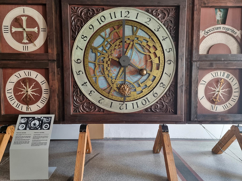 A part of the original mechanism of the clock, displayed inside the city hall.
