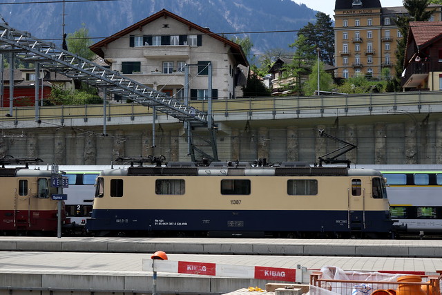SBB Lokomotive Re 4/4 II 11387 bzw. 421 387 - 2 in den Rheingold Farben ( Hersteller SLM Nr. 5251 - BBC MFO SAAS - Baujahr 1984 - Elektrolokomotive Triebfahrzeug Bo'Bo' ) am Bahnhof Spiez im Berner Oberland im Kanton Bern der Schweiz