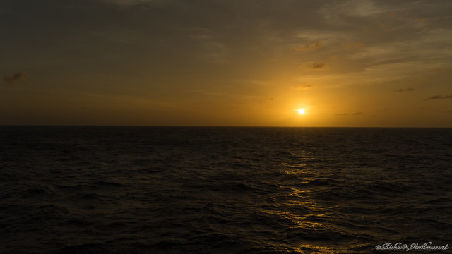 Lever du soleil en mer, Sunrise at sea - 03117-13
