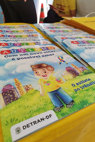 Detran distribui livro infantil que orienta autistas sobre trânsito