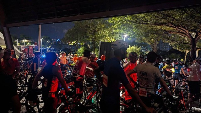 <p>everyone is waiting for d rain to stop.. too bad the distance was shorten to half thanks to the weather… #ocbccyle</p>