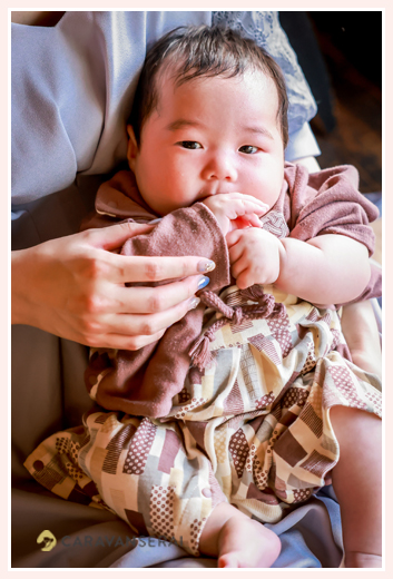 100日祝い・お食い初めの赤ちゃんの衣装は、茶色の袴ロンパース