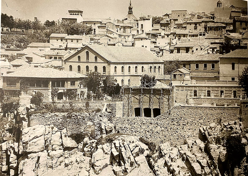 En primer término el Tallerón de Victorio Macho en construcción en Roca Tarpeya. Tras él aparece el edificio de la fábrica de harinas San José. Foto Tomada hacia 1961 por Rodríguez.