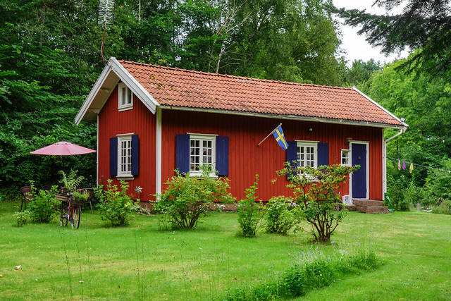 Falu red cottage next to Myrstigen