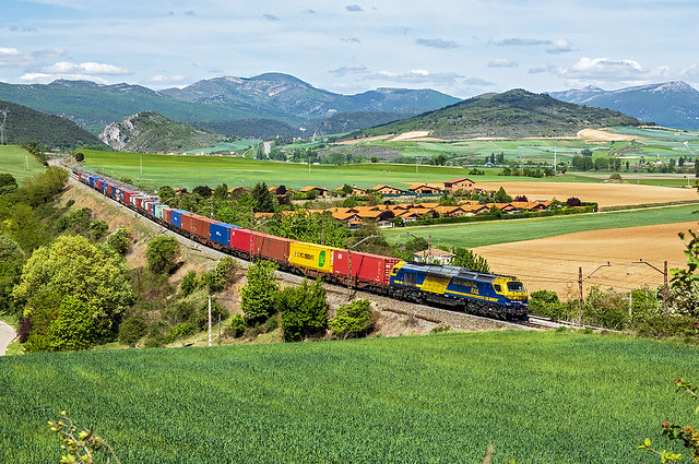 TECO Silla-Bilbao Mercancías a cargo de la locomotora  335.024 pasando por Bugedo.