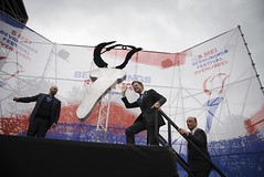 Premier Rutte betreedt het podium met de vredesvlam.