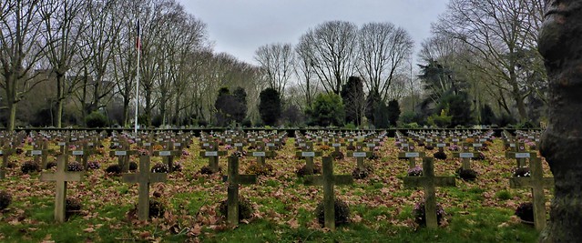P1180218 (3) -- EXPLORE -- may 8, 2023 -  #345 -- cimetière d'Ivry - WWII-2ème guerre mondiale - tribute to the ones who did not have the chance to see the liberation - hommage à ceux qui n'ont pas eu la chance de voir la libération