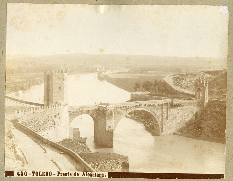 Puente de Alcántara de Toledo en 1884. Fotografía de Miquel Matorrodona Maza. Archivo Municipal de Toledo.