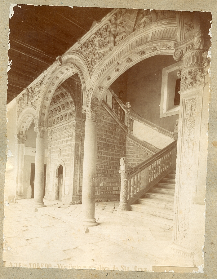 Escalera del Hospital de Santa Cruz en Toledo en 1884. Fotografía de Miquel Matorrodona Maza. Archivo Municipal de Toledo.
