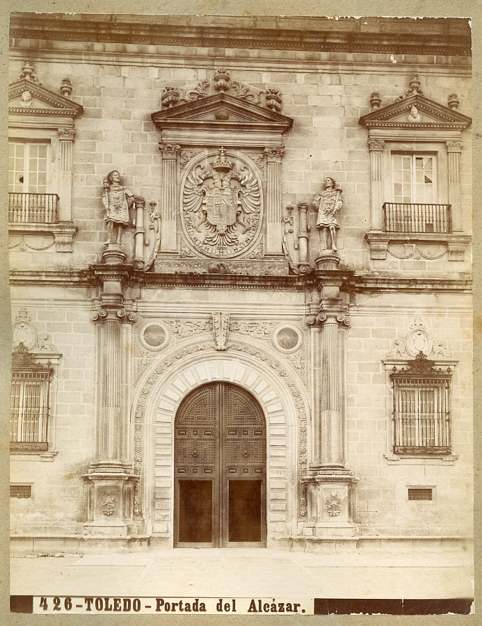Portada de Covarrubias del Alcázar de Toledo en 1884. Fotografía de Miquel Matorrodona Maza. Archivo Municipal de Toledo.
