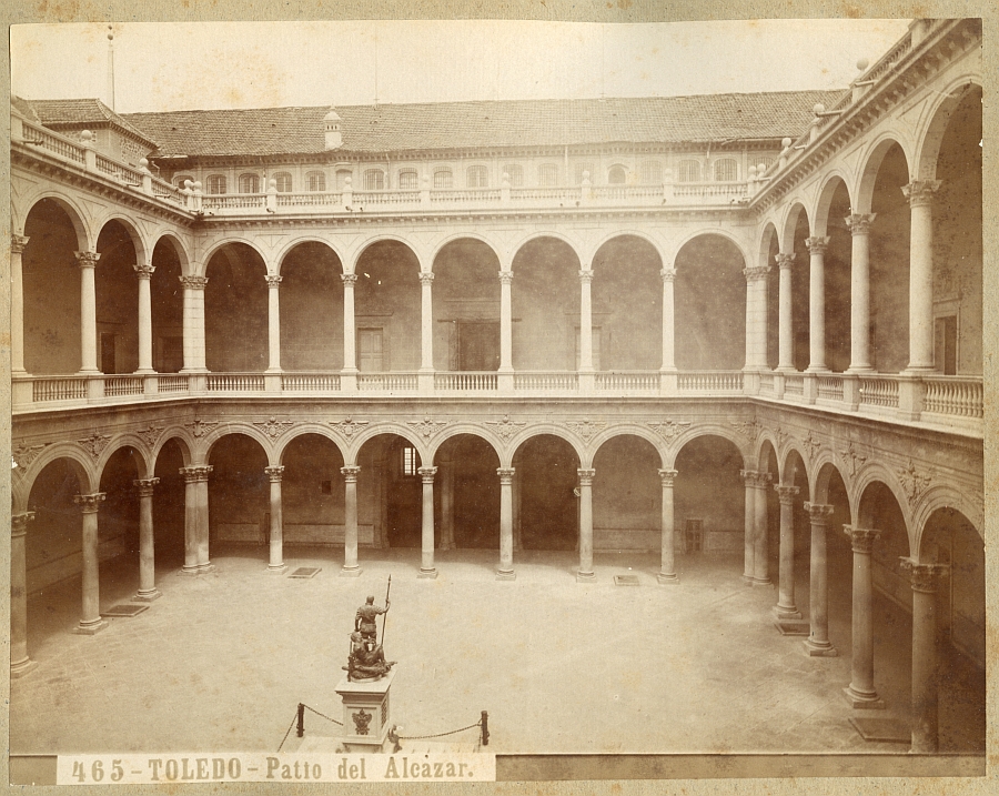 Patio del Alcázar de Toledo en 1884. Fotografía de Miquel Matorrodona Maza. Archivo Municipal de Toledo.