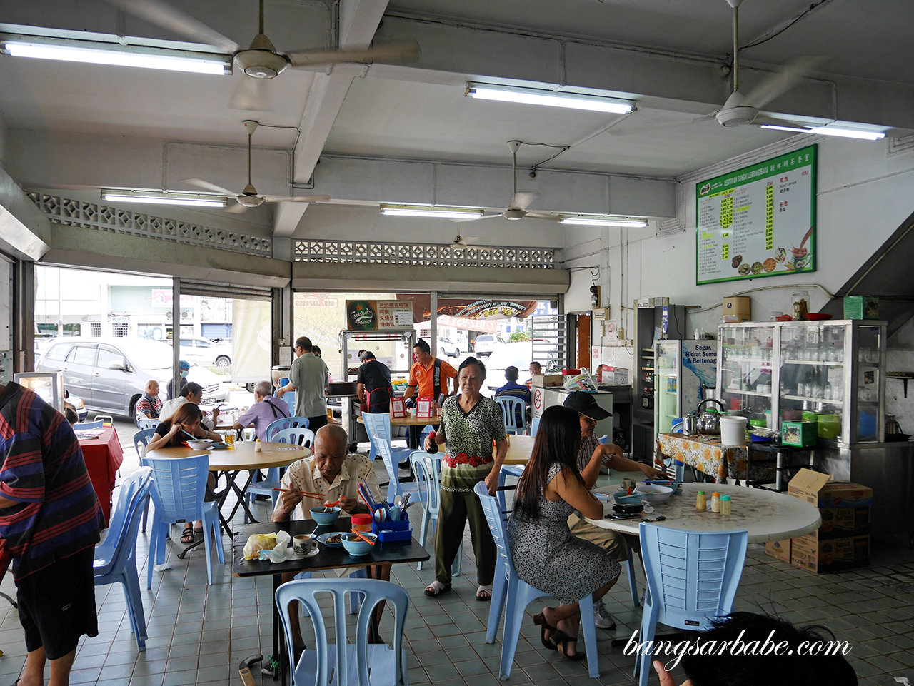 Fuss-free set up at Restoran Sungai Lembing Baru in Kuantan