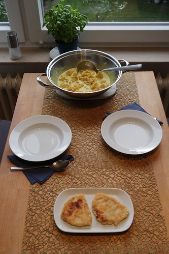 Blumenkohl-Kichererbsen-Curry mit Fladenbrot (Tischbild)