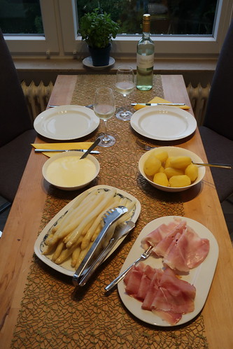 Sous-vide gegarter Spargel mit selbstgemachter Sauce Hollandaise, Salzkartoffeln und zweierlei Schinken (Tischbild)