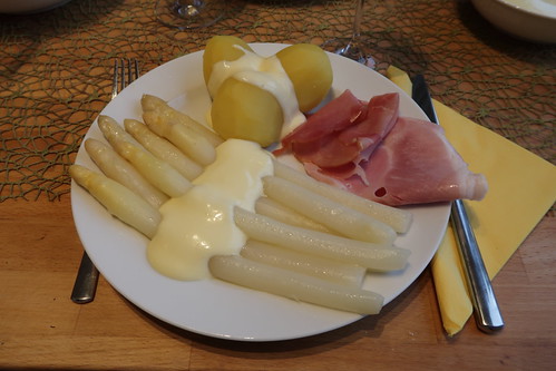 Sous-vide gegarter Spargel mit selbstgemachter Sauce Hollandaise, Salzkartoffeln und zweierlei Schinken (mein 1. Teller)