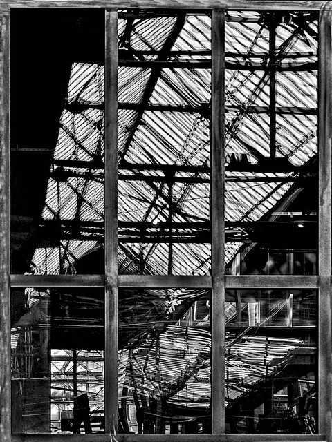 Spiegelung Fenster 8 - Schwarz Weiß Kunst Fotografie
