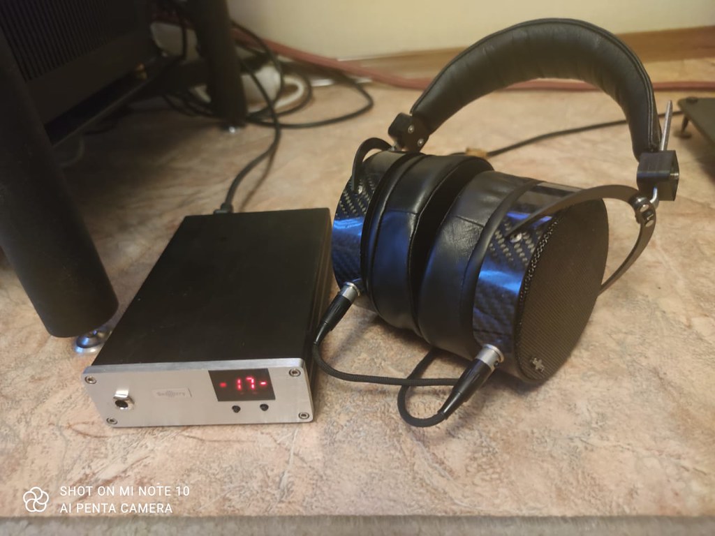 Headphone amplifier with isodynamic headphones