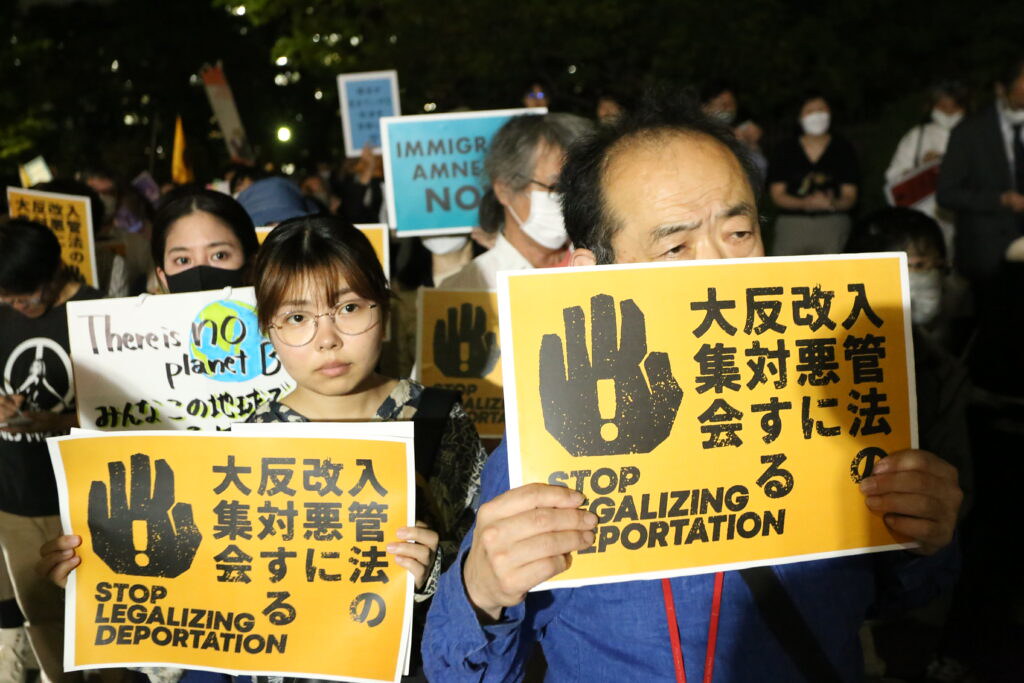 日本政府欲修惡《入管法》，在各城引發民眾抗議。（圖片來源：Arab News Japan）