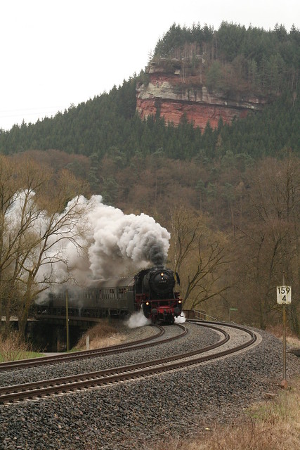 2010-04-03; 0021. Deutsche Museumseisenbahn e.V. 23 042 met trein 37897 (Trier-Gerolstein). Bahnhofstraße, Kordel. Plandampf 175 jaar spoorwegen in Duitsland.