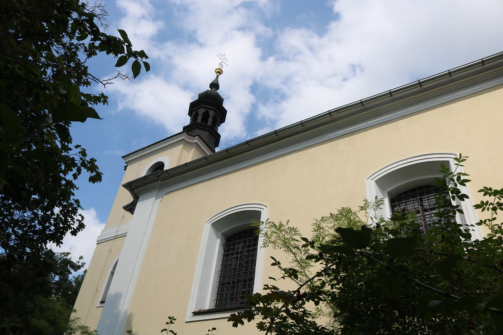 Barokní kostel sv. Jana Nepomuckého ve Velké Chuchli