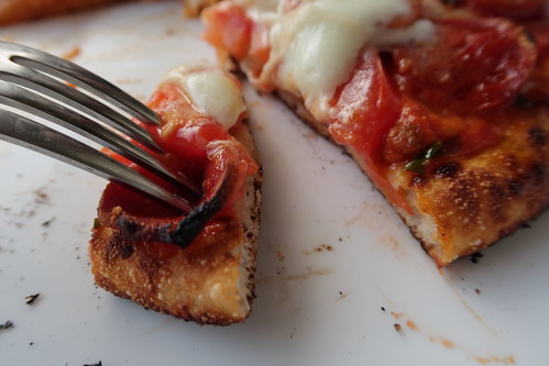 Pizza mit Marzano-Tomaten, scharfer Salami und Mozzarella (Stück)