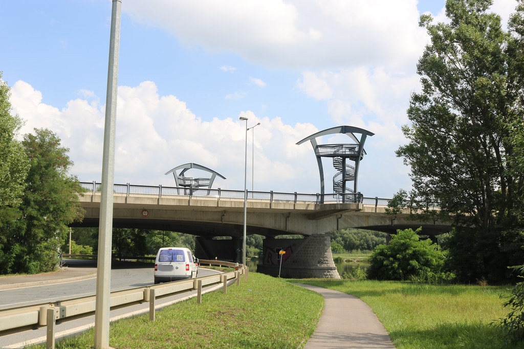 Dvě rozhledny na silničním mostě v Lahovicích.