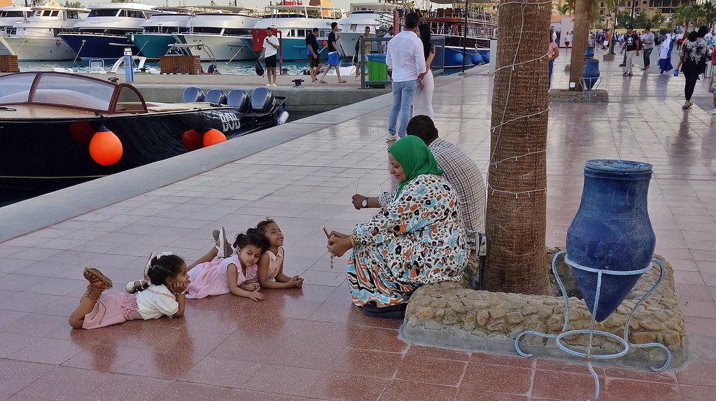 Ägypten, Hurghada, Marina-Yachthafen gegen Abend, Familienausflug, Mädchen ,  23050