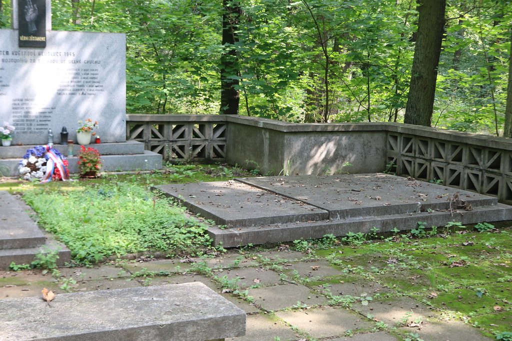 Masový hrob obětí Pražského povstání, který slouží i jako jejich pomník.