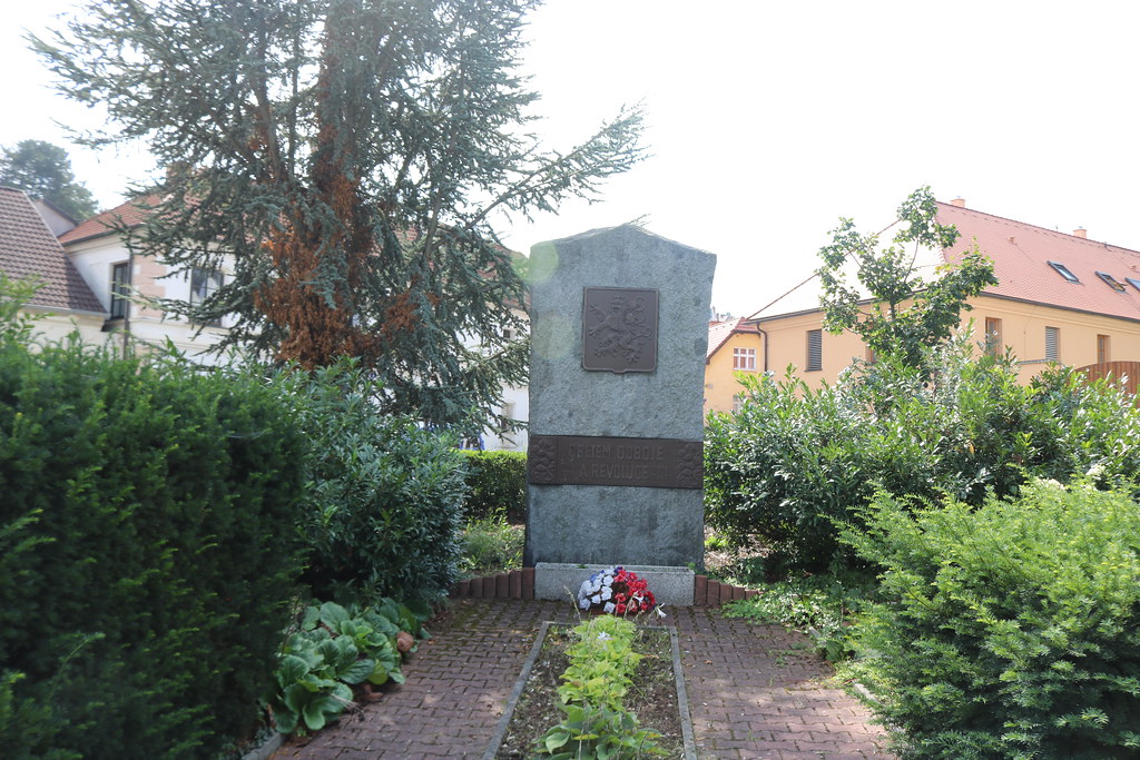 Pomník připomínající oběti 1. a 2. světové války nacházející se na návsi Velké Chuchle.