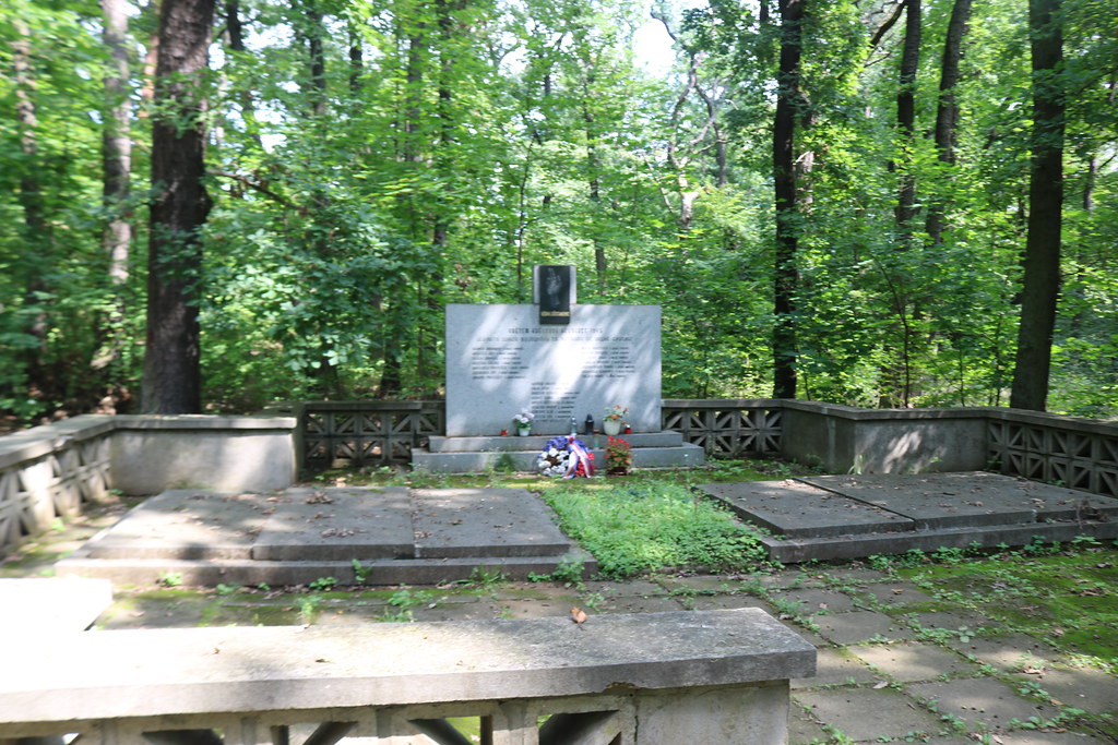 Hrob hrdinných bojovníků Pražského povstání, který slouží i jako jejich pomník.
