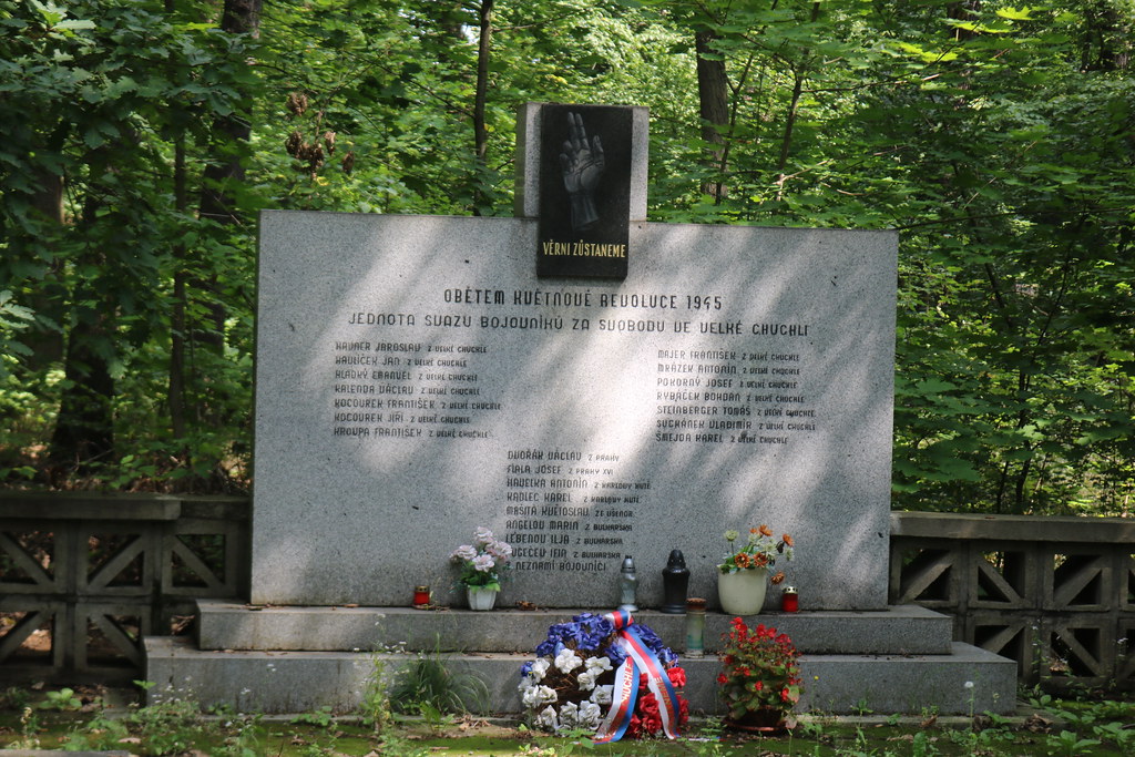 Masový hrob obětí Pražského povstání, který slouží i jako jejich pomník.