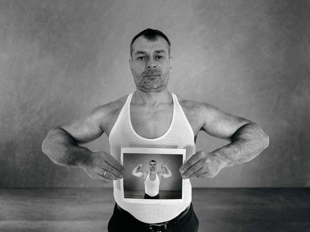 Фотограф Элиотт Эрвитт, оригинальный портрет, мужчина с фото. Москва, май 2023