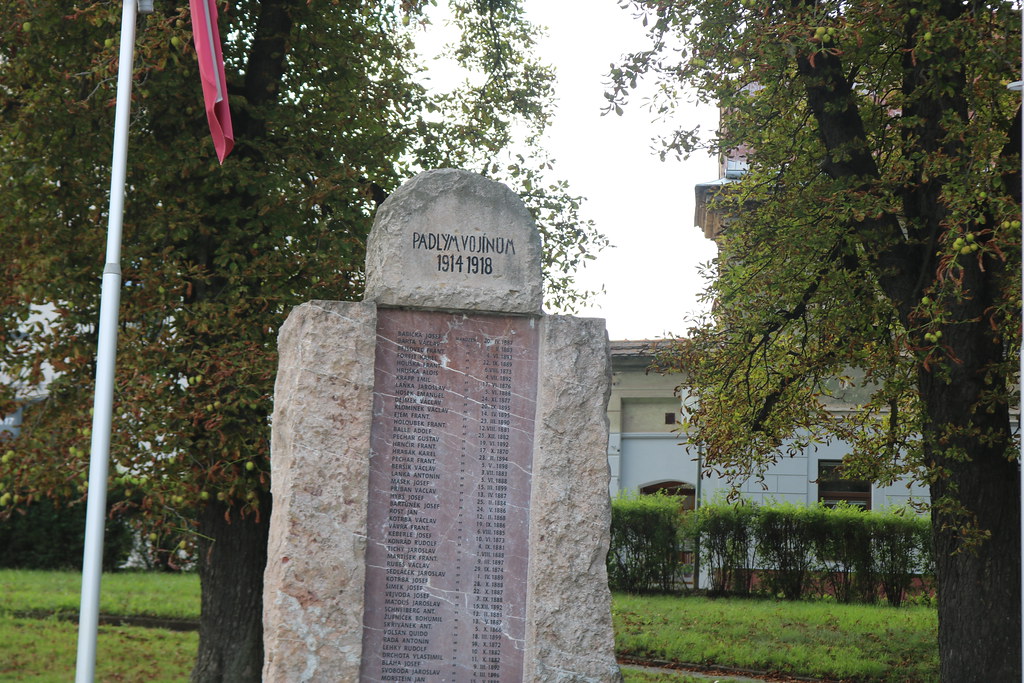 Pomník v Radotíně, který připomíná oběti 1. a 2. světové války