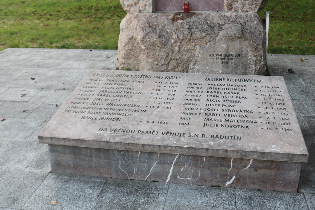 Pomník v Radotíně, který připomíná oběti 1. a 2. světové války