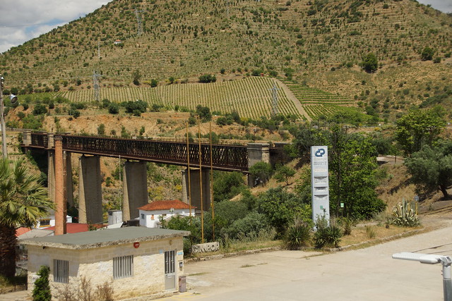 Strassen-/Eisenbahnbrücke in Pociñho