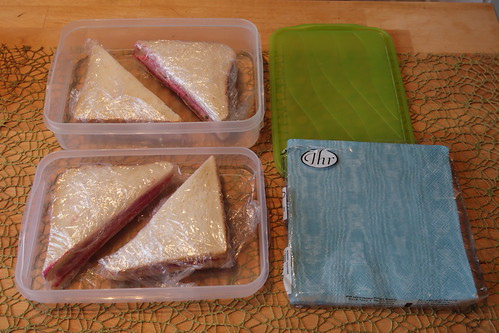 Sandwiches mit Rote-Bete-Meerrettich-Streichcreme, Gouda und Minigurkenscheiben (für Transport verpackt)