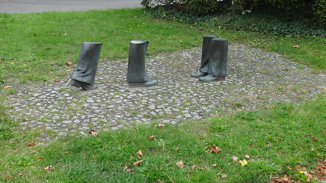 1980 Berlin-W. Endspiel von Gloria Priotti Bronze Skulpturengarten Auguste-Viktoria-Krankenhaus Rubensstraße 125 in 12157 Schöneberg