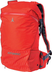 Skialpový batoh Atomic Backland 22 s velkou centrální kapsou, odolnou kapsou na mačky a přední kapsou na lavinovou výbavu vychází ze závodních zkušeností, ale objemem a bytelností je určen pro běžný skitouring.