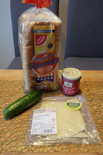 Zutaten für Sandwiches mit Rote-Bete-Meerrettich-Streichcreme, Gouda und Minigurkenscheiben
