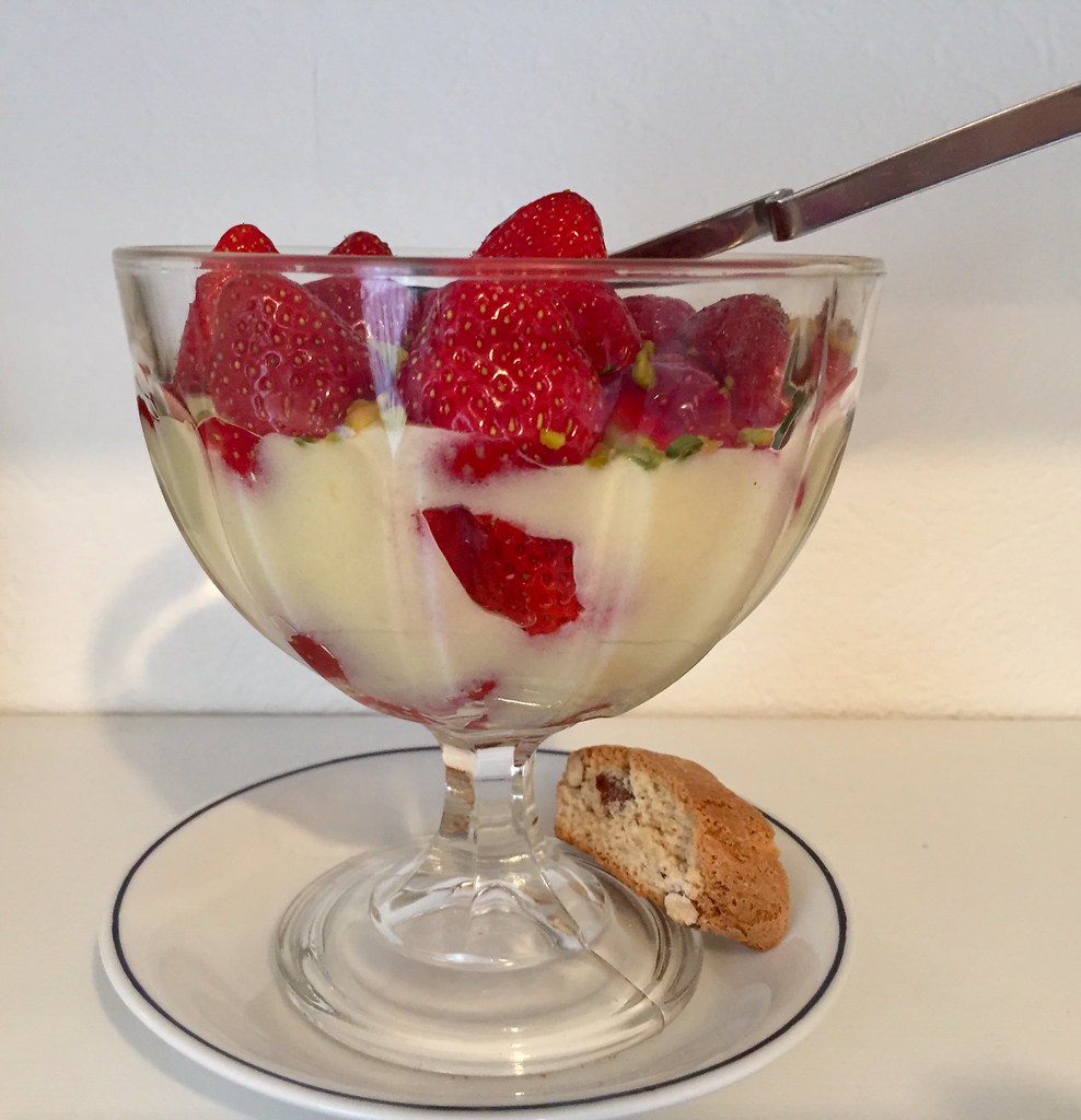 #Nachtisch#….. | Vanillecrem,Erdbeeren und Pistazien. | Chrisrumma | Flickr