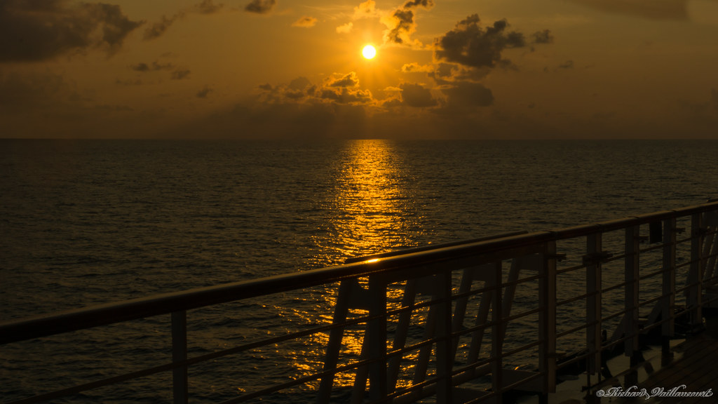 Lever du soleil en mer, Sunrise at sea, Volendam, Holland America Line - 00577